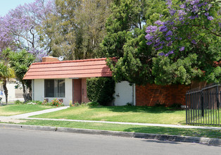 303 E Wakefield Ave in Anaheim, CA - Building Photo - Building Photo