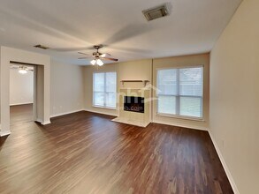 2219 Shady Pine Dr in Conroe, TX - Foto de edificio - Building Photo