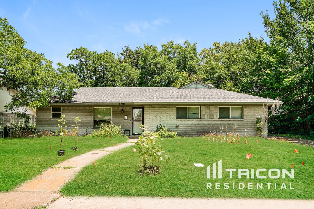 1204 Elby St in Irving, TX - Building Photo