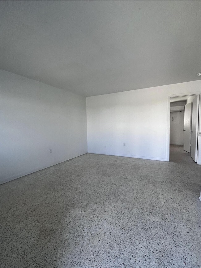 598 Douglas Rd in Opa Locka, FL - Building Photo - Building Photo