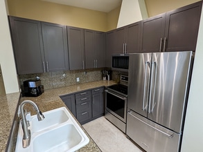 326 Queen Anne Ave N, Unit 604 in Seattle, WA - Foto de edificio - Building Photo