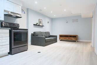 704 Abana Rd in Mississauga, ON - Building Photo - Building Photo