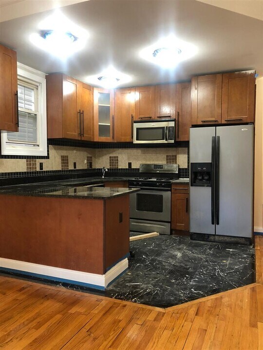 41 Van Reypen St-Unit -1L in Jersey City, NJ - Building Photo
