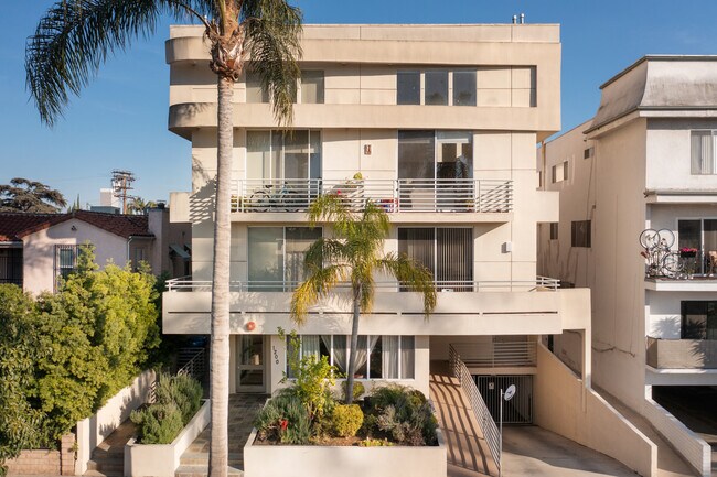 1200 S Holt Ave in Los Angeles, CA - Building Photo - Building Photo