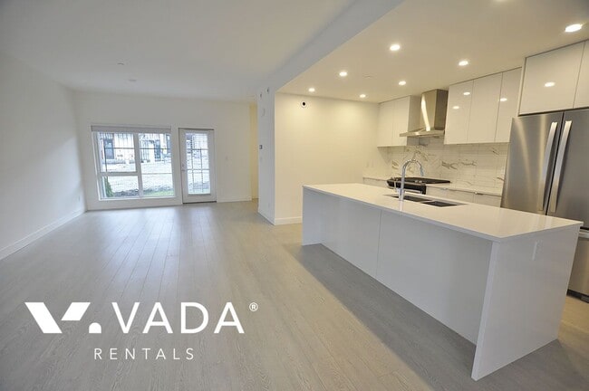 3596 Salal Dr in North Vancouver, BC - Building Photo - Building Photo