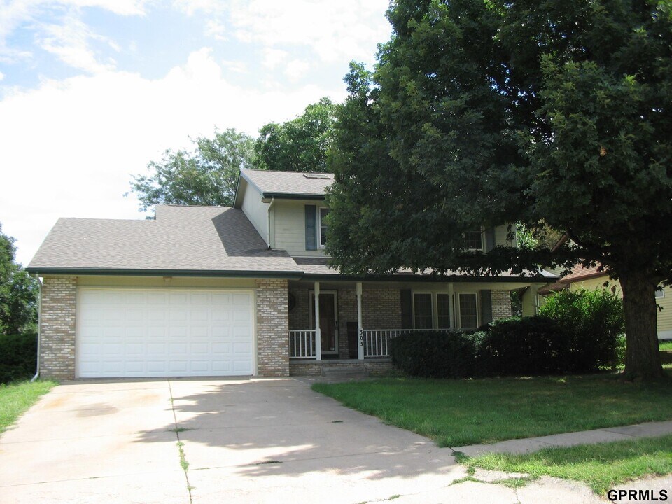 303 Pierce St in Papillion, NE - Building Photo