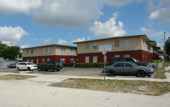 Magnolia Square in West Palm Beach, FL - Building Photo - Building Photo