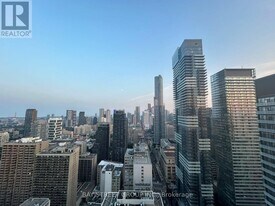 501 Yonge St in Toronto, ON - Building Photo