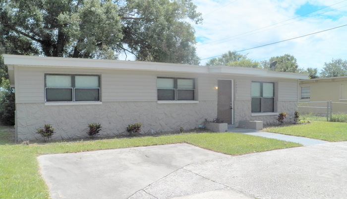 8403 Libby Ln in Tampa, FL - Building Photo