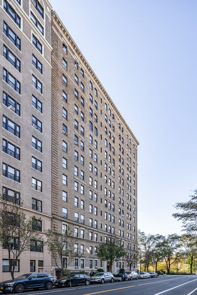 375 Riverside Dr in New York, NY - Building Photo - Building Photo