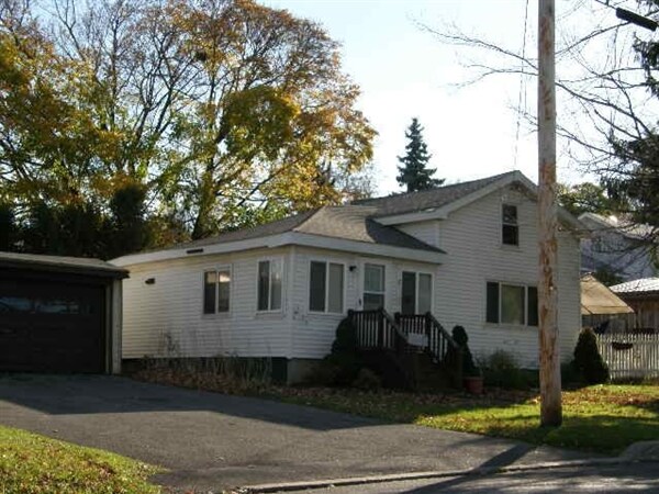 108 E Albany St in Oswego, NY - Foto de edificio