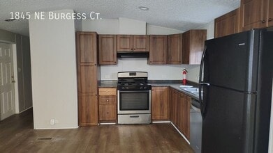 1845 NE Burgess Ct in Topeka, KS - Building Photo - Building Photo