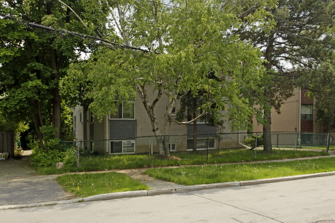 61 Talara Dr in Toronto, ON - Building Photo