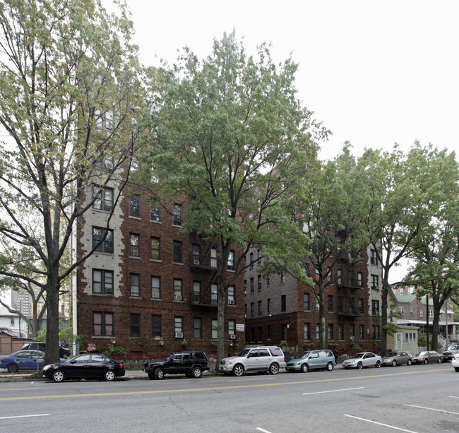 2420 Bronx Park E in Bronx, NY - Foto de edificio - Building Photo