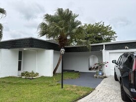 5904 Cedar Cir in Tamarac, FL - Building Photo