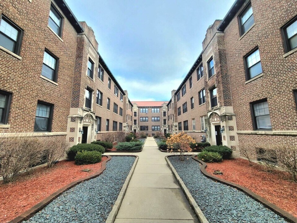 1320.5 W Oak St in Chicago, IL - Building Photo