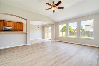 126 Hyltin St in Hutto, TX - Foto de edificio - Building Photo
