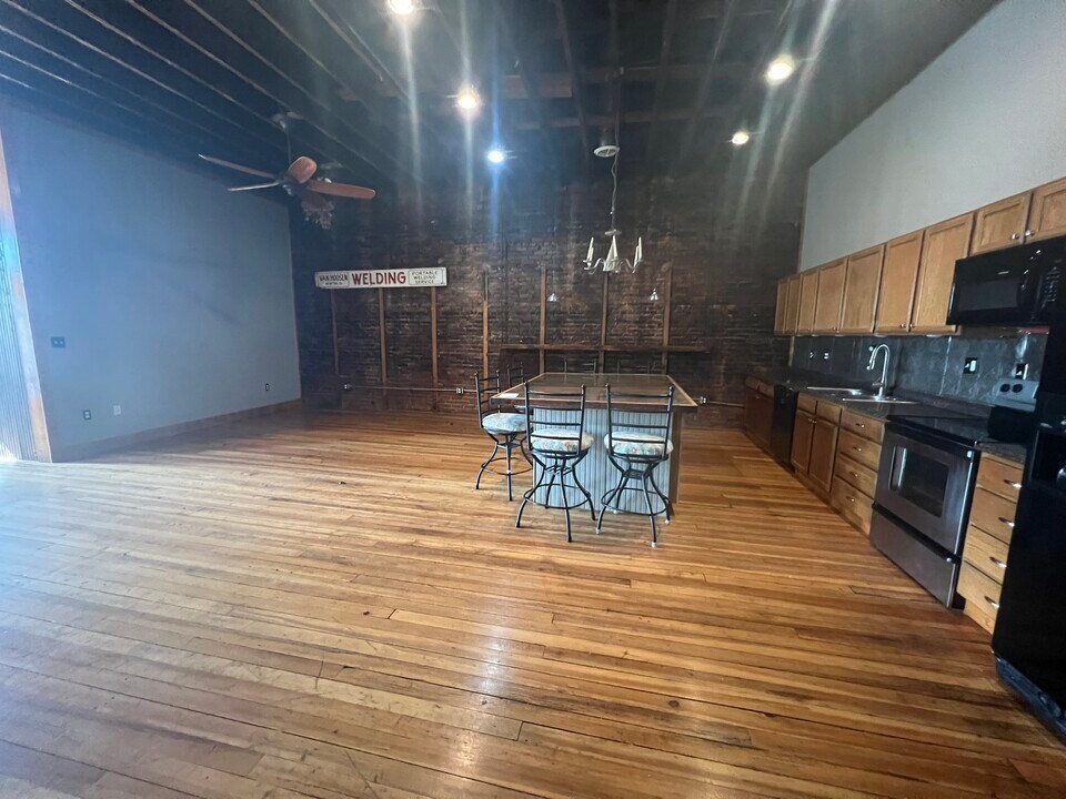 921 Broad St, Unit Y in Grinnell, IA - Foto de edificio