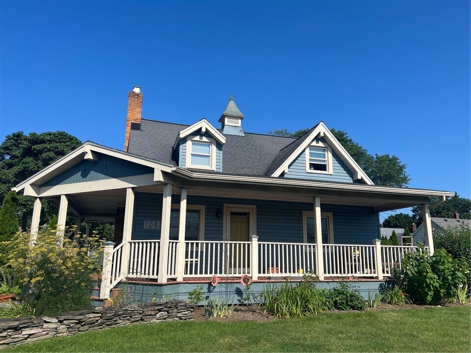 1698 Mt Hope Ave in Rochester, NY - Building Photo