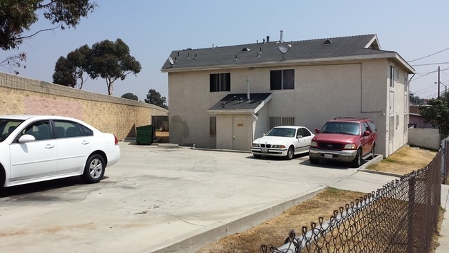 445 Laconia Blvd in Los Angeles, CA - Foto de edificio - Building Photo