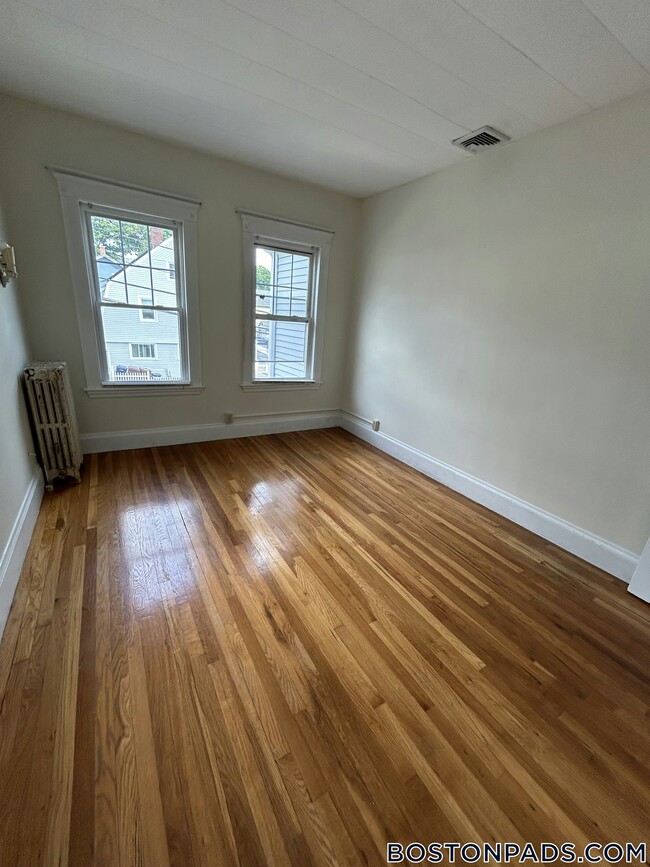 30 Lawrence St, Unit 2 in Everett, MA - Foto de edificio - Building Photo