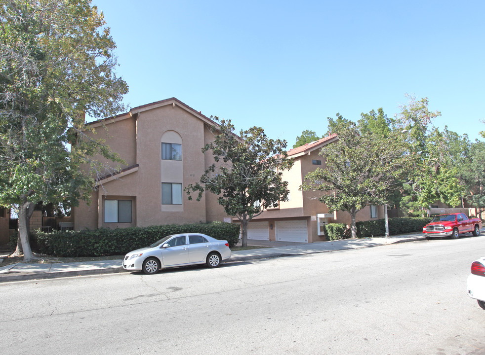 Variel Townhomes in Canoga Park, CA - Foto de edificio