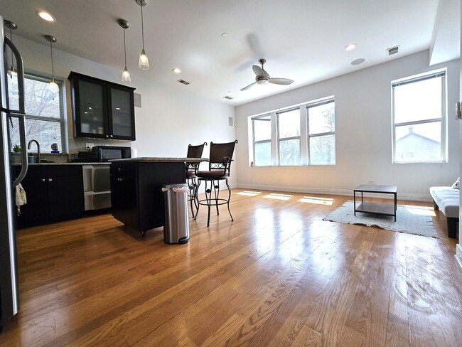 2334 W Taylor St in Chicago, IL - Foto de edificio - Building Photo