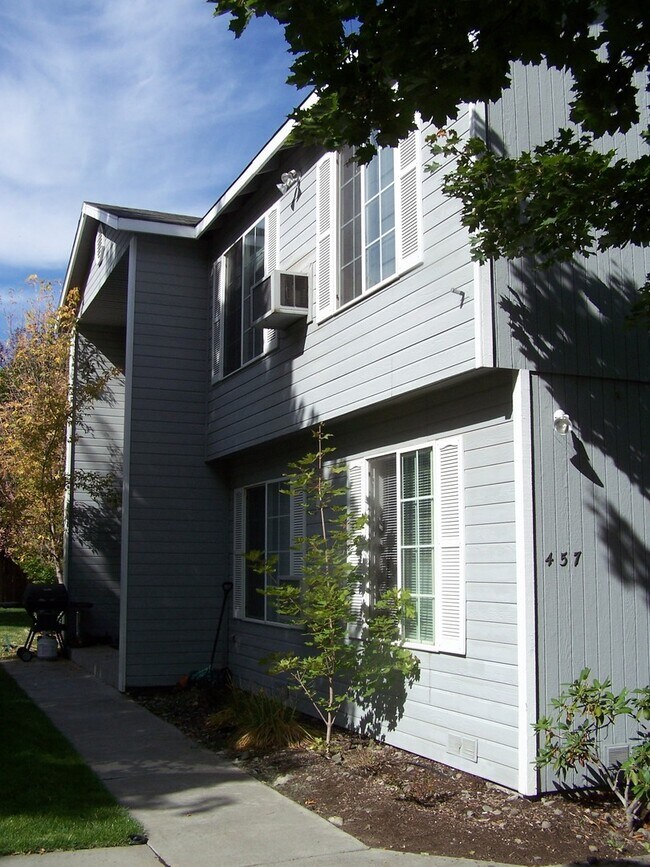 457 NW 17th St-Unit -2 in Redmond, OR - Building Photo - Building Photo