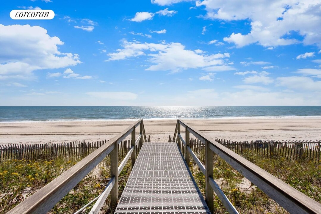 101 Dune Rd in East Quogue, NY - Building Photo