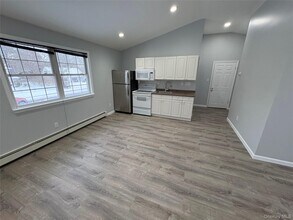 10 Matsunaye Dr in Medford, NY - Foto de edificio - Building Photo