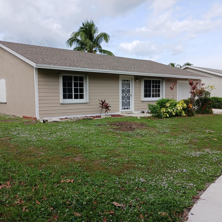 4859 Poseidon Pl in Greenacres, FL - Building Photo