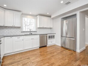 125 W 15th Ave in Sea Cliff, NY - Building Photo - Building Photo