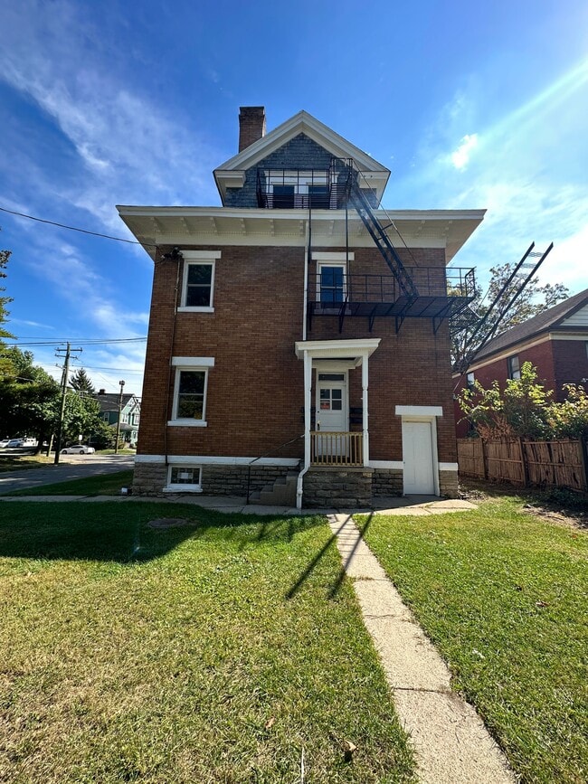 4173 Forest Ave, Unit 4 in Cincinnati, OH - Foto de edificio - Building Photo