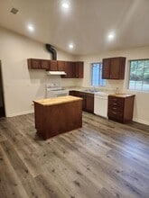 3401 Quartz Creek Rd in Merlin, OR - Building Photo - Building Photo