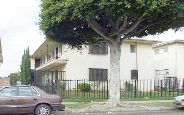 10231 Woodworth Ave in Inglewood, CA - Building Photo