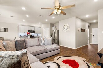 1025 Marvin Wy in Seguin, TX - Building Photo - Building Photo