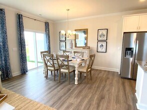 124 Creekview Rd in Hendersonville, NC - Foto de edificio - Building Photo