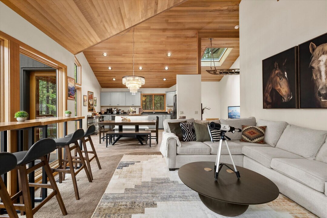 70335 Sword Fern in Sisters, OR - Building Photo