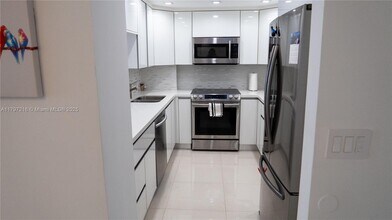 100 Bayview Dr in Sunny Isles Beach, FL - Building Photo - Building Photo