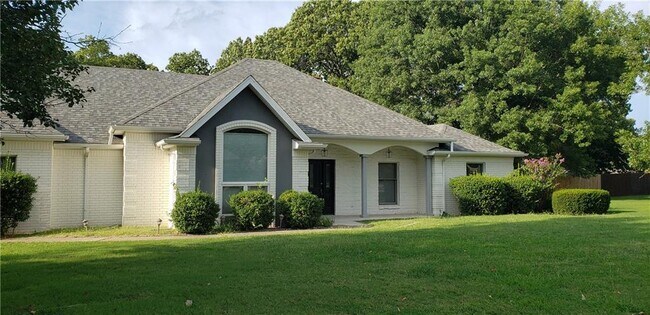 55 Stonehenge Dr in Bentonville, AR - Building Photo - Building Photo