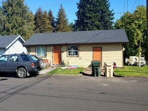 263 N Main St in Lebanon, OR - Foto de edificio - Building Photo