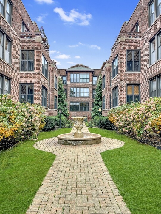 743 W Cornelia Ave in Chicago, IL - Building Photo