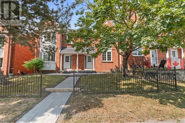 10-10 Bassett Blvd in Whitby, ON - Building Photo - Building Photo