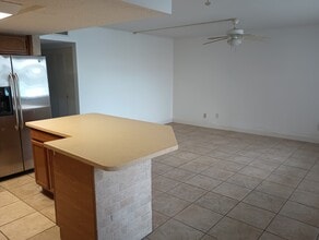 1235 S Highland Ave, Unit B104 in Clearwater, FL - Building Photo - Building Photo