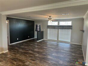 908 N Henry St in Cuero, TX - Building Photo - Building Photo