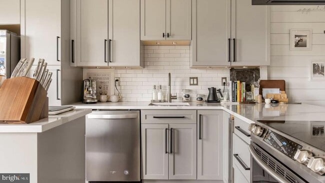 114 Roberts Ln in Alexandria, VA - Building Photo - Building Photo