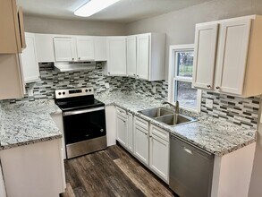 301 E Rickenbacker Dr in Midwest City, OK - Building Photo - Building Photo