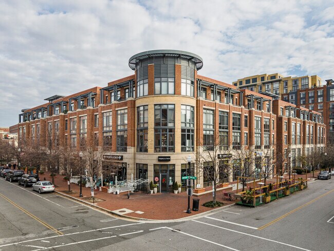 The Condominiums At Carlyle Square in Alexandria, VA - Foto de edificio - Building Photo