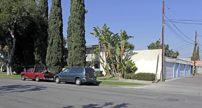 1018 S Tamarack Dr in Fullerton, CA - Foto de edificio - Building Photo