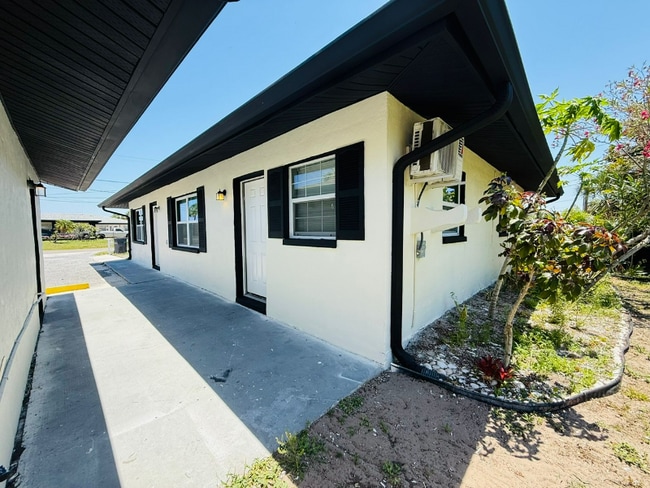 1128 Neptune Dr in Ruskin, FL - Building Photo - Building Photo
